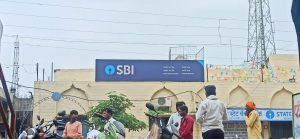 Read more about the article ढाणकी येथील भारतीय स्टेट बँकेचा भोंगळ कारभार , एटीएमची व सर्व सुविधा एकाच जागी असल्यामुळे ग्राहकांची मोठ्या प्रमाणात गर्दी