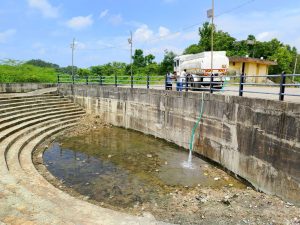 Read more about the article <em>चार फूट गाळ साचलेल्या विसर्जन कुंडातच सोडले टँकरने पाणी</em><br><em>जिल्हा प्रशासनाचा अफलातून कारभार</em><br><em>विसर्जन कुंडाची दयनीय अवस्था</em>