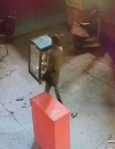 Read more about the article चक्क दानेपेटीच  घेऊन चोरटा पळाला ,    चोरट्याला अवघ्या काही तासातच कार्यकर्त्यांनी पकडले