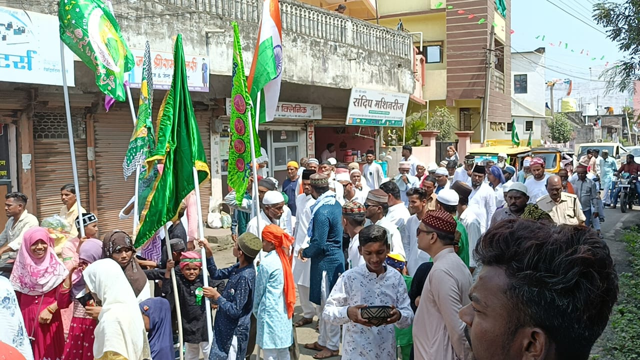 Read more about the article <em>वरोरा मध्ये ईद-मिलादुन्नबीचा जलसा धूमधामात साजरा</em>