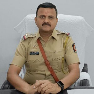 Read more about the article ठाणेदार सिताराम मेहत्रे धावले अपघातग्रस्ताच्या मदतीला.