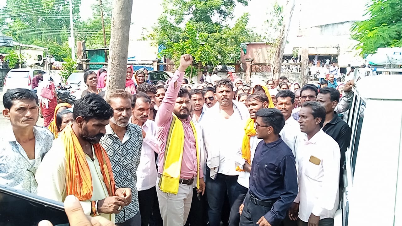 Read more about the article <em>कामगारांच्या उपोषणाच्या समर्थनात बाभुळगाव तहसील कार्यालय व पंचायत समिती कार्यालयावर धडक</em>