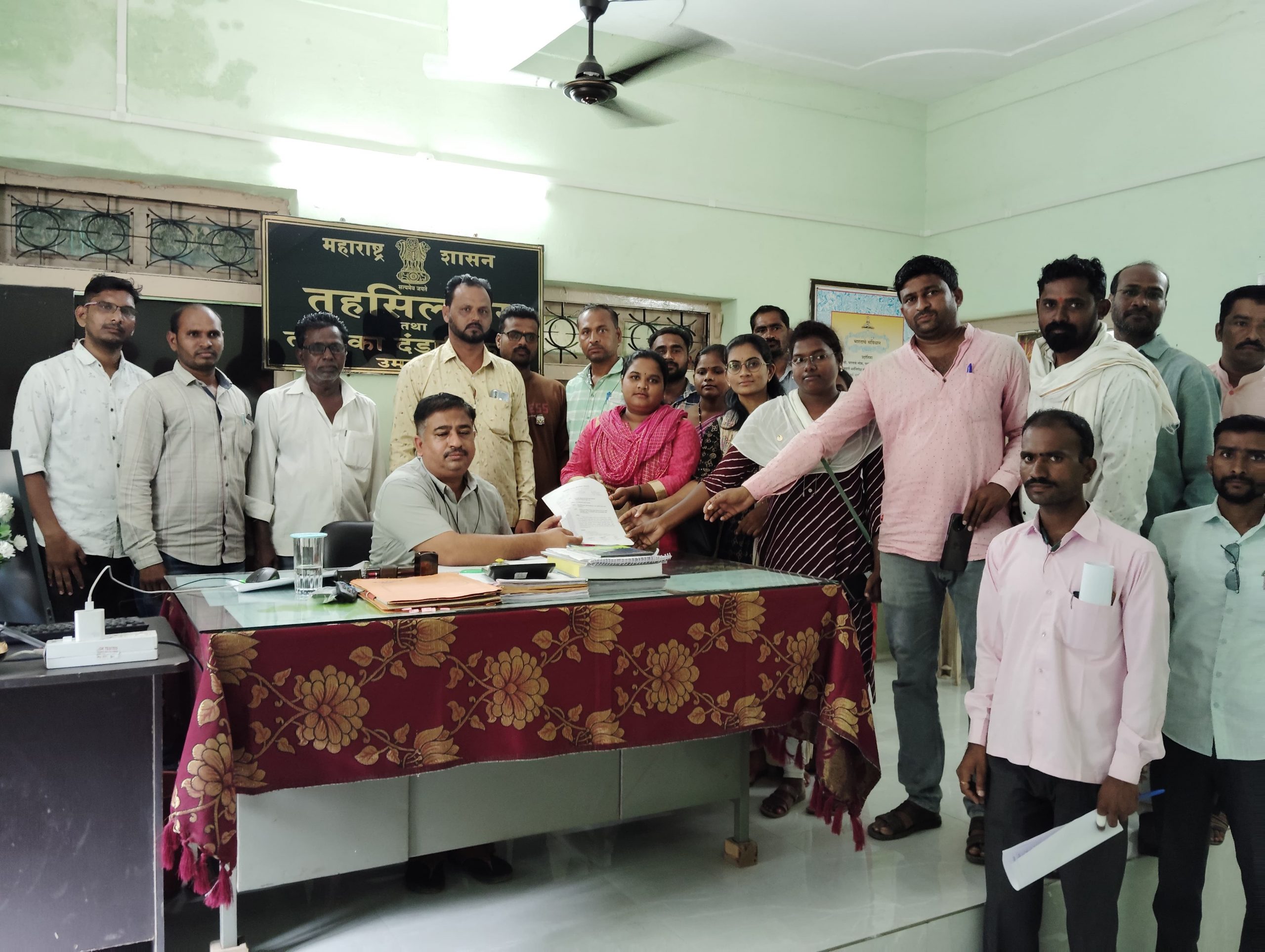 Read more about the article मंत्रालय स्तरावरील कोतवाल संवर्गास चतुर्थ श्रेणीचा दर्जा व इतर प्रलबित मागण्या पूर्ण करा कोतवाल संघटना उमरखेड यांची निवेदनाद्वारे मागणी