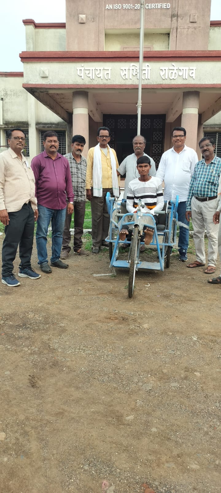 Read more about the article दिलीप कन्नाके यांच्या प्रयत्नाने अपंगाला मिळाली सायकल