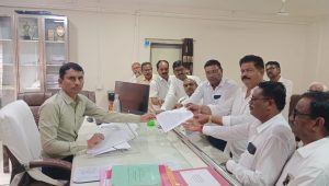 Read more about the article <em>तिरळे कुणबी समाजाने शेतकऱ्यांच्या प्रश्नाकडे वेधले लक्ष</em><br>[ मुख्यमंत्री एकनाथ शिंदे यांच्याकडे निवेदनाद्वारे मागणी ]