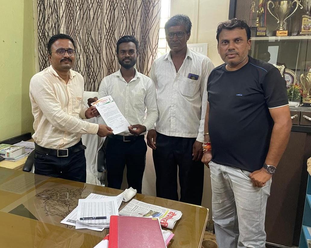 Read more about the article कळमनेर ते वाऱ्हा शेतपांदण रस्ता मंजूर करणेबाबत गटविकास अधिकारी यांना दिले निवेदन