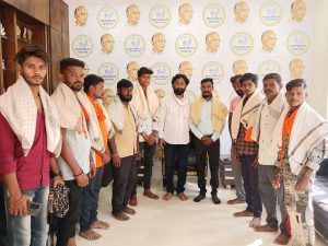 Read more about the article समुद्रपूर ते डोंगरगड पायी जात युवकांनी माँ बमलेश्वरी देवीच्या चरणी घातले साकडे…!, <em>अतुल वांदिले आमदार व्हावे युवकांनी घातले देवीच्या चरणी साकडे…!</em>