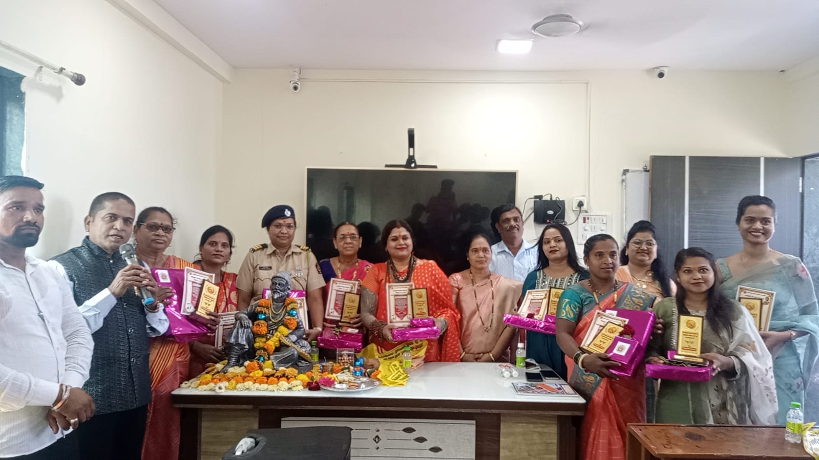 Read more about the article श्री छत्रपती शिवाजी महाराज सामाजिक संस्थेच्या माध्यमातून नवदुर्गांचा सन्मान