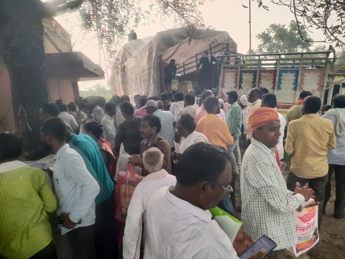 Read more about the article उमरखेड कृषी विभागाच्या स्प्रे पंप वाटप सोहळ्यात शेतकऱ्यांची गैरसोय, पावसामुळे मोठा त्रास