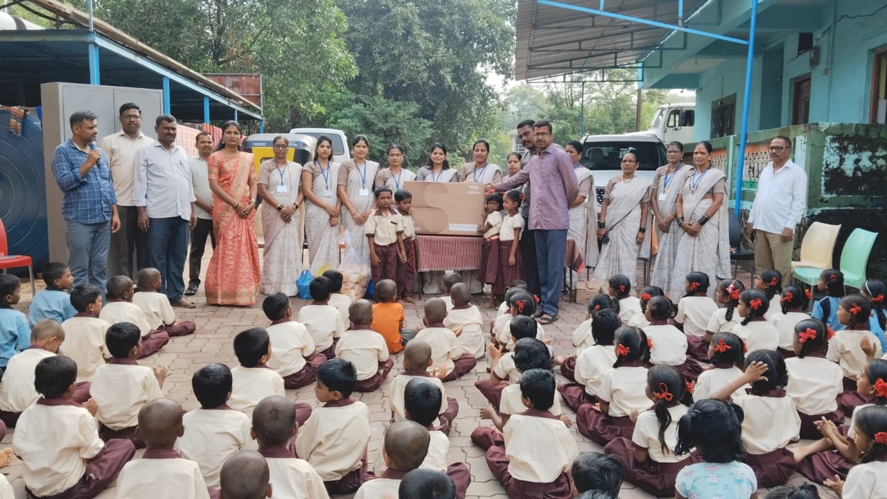 Read more about the article श्री स्वामी समर्थ संस्था – जासई च्या वतीने आश्रम शाळेला स्मार्ट टिव्ही संच,कपाट व विद्यार्थ्यांना खाऊचे वाटप