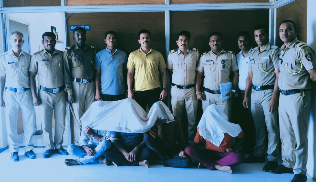 Read more about the article दरोड्याच्या तयारीत शेतात दबा धरून बसलेले चौघे जेरबंद , एक पसार बिटरगांव ( बु ) पोलिसांची कारवाई