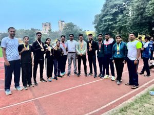 Read more about the article मुंबई विद्यापीठ अथेलेटिक्स स्पर्धेत खोपोली महाविद्यालयाचे घवघवीत यश, राजू मुंबईकर व स्नेहल पालकर यांनी विद्यार्थ्यांना भेटवस्तु देऊन केले अभिनंदन
