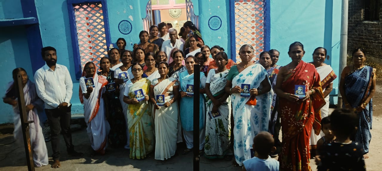 Read more about the article <em>लोकेश दिवे मित्रपरिवार तर्फे वर्षवास समाप्ती निमित्त महिलांना भगवान बुद्ध वंदना पुस्तक भेट</em>