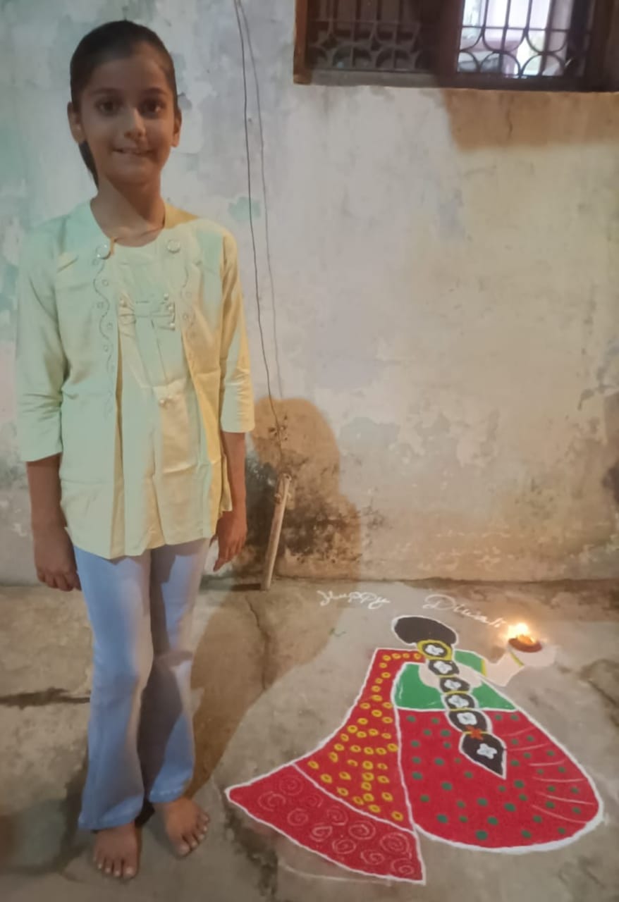 Read more about the article संस्कृतीला अनुसरून चिमुकल्या आरोही चौधरी ने साकारली नेत्रदीपक रांगोळी सर्वत्र होत आहे कौतुक