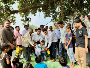 Read more about the article अनाथ व गरजु मुलांना नवीन कपडे देऊन दिवाळी साजरी