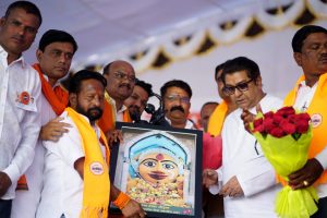 Read more about the article उमरखेड येथे ‘राजगर्जना ‘ उमरखेड येथे मनसेचे अधिकृत उमेदवार राजेंद्र नजरधने यांच्या प्रचारासाठी राज ठाकरे यांची तोफ धडाडली