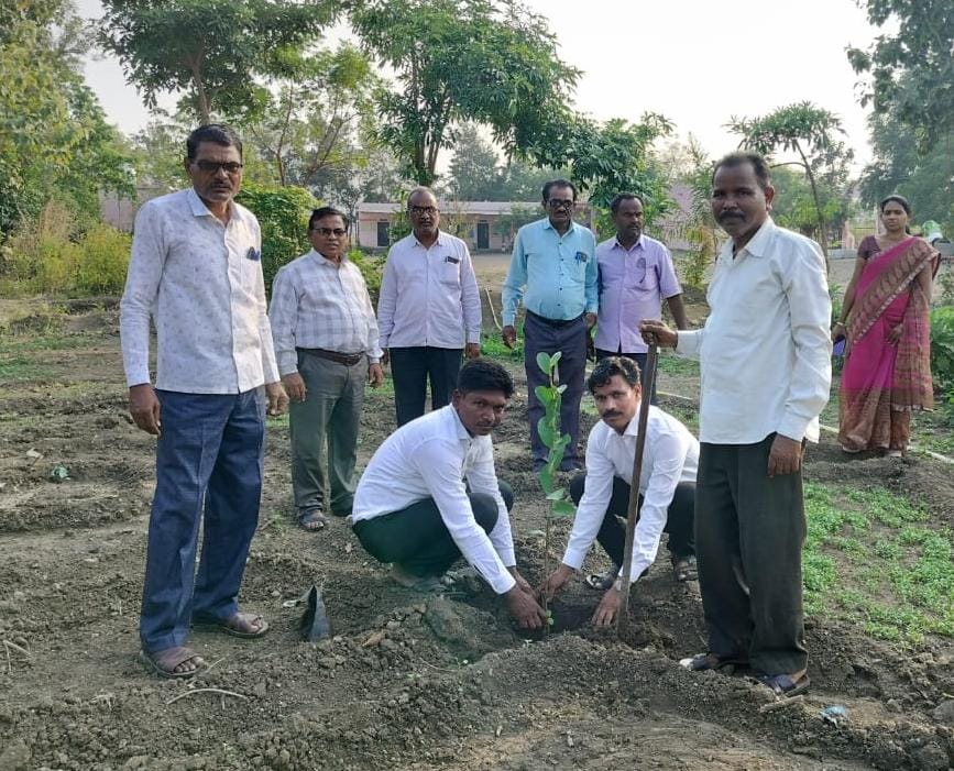 Read more about the article सोनामाता हायस्कूल मध्ये दांडेकर सरांच्या वाढदिवसानिमित्त वृक्षारोपण