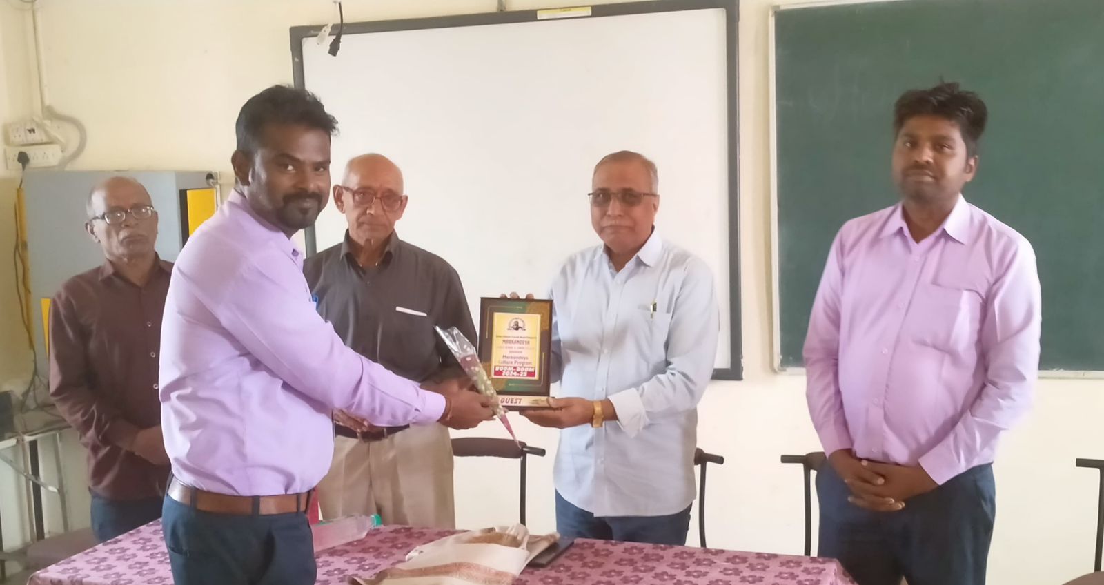 Read more about the article राष्ट्रीय स्वयंसेवक संघाच्या महाविद्यालयीन विद्यार्थी विभागा तर्फे राळेगाव येथील मार्कंडेय पब्लिक स्कूल, बरडगांव येथे डॉ.बाबासाहेब आंबेडकर यांच्या महापरीनिर्वान दिन