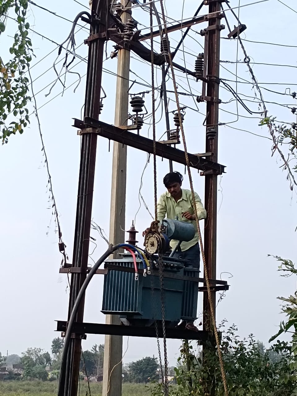 Read more about the article वरूड जहांगीर तांडयातील ट्रान्सफॉर्मर दुरूस्त होता होईना, शेतकऱ्यांच्या रब्बी पिकांचे उत्पादन धोक्यात