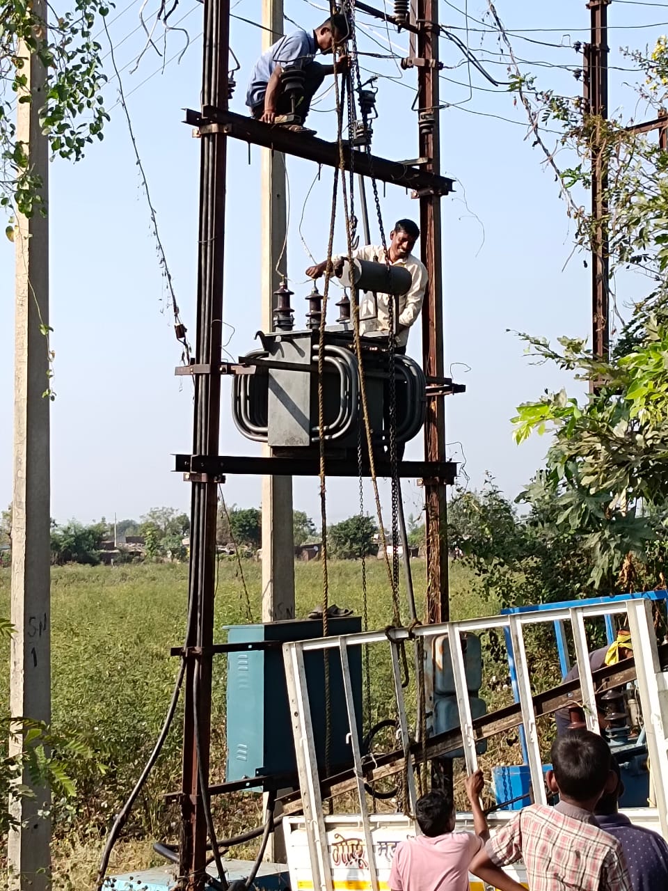 Read more about the article बातम्या प्रदर्शित होताच  जहांगीर येथे बसविले नवीन ट्रान्सफॉर्मर, वृत्तपत्राचे नागरिकांनी कंपनीचे आभार