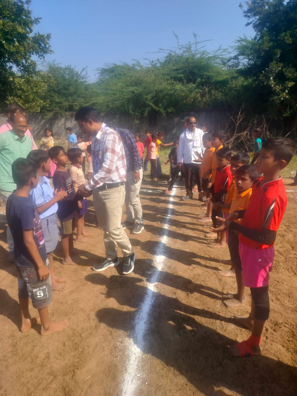 Read more about the article <em>संकटाशी लढण्याची दुर्दम्य इच्छाशक्ती खेळातून निर्माण होते</em><br>-प्रताप ओंकार<br>[ केंद्रस्तरीय क्रीडा स्पर्धेचे थाटात उदघाट्न ]