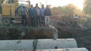 Read more about the article पुलाच्या कामासाठी ढोलांमध्ये छिद्रे गावकऱ्यांनी पाडले काम बंद, राळेगाव-जळका रस्त्याचे काम निकृष्ट