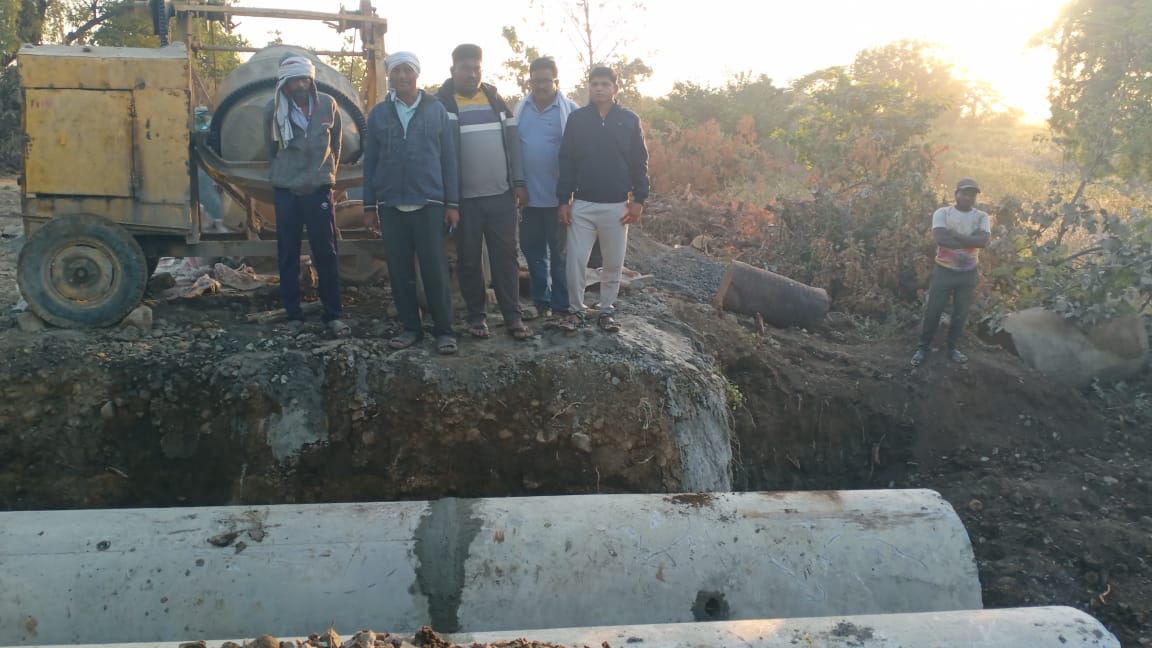 Read more about the article पुलाच्या कामासाठी ढोलांमध्ये छिद्रे गावकऱ्यांनी पाडले काम बंद, राळेगाव-जळका रस्त्याचे काम निकृष्ट