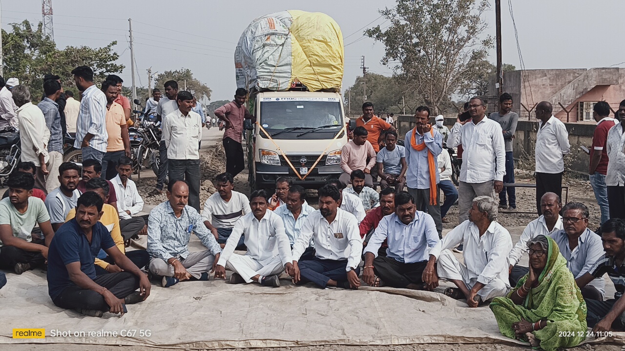 Read more about the article खैरी येथील गावात जाणाऱ्या रोडचे काम हे संथगतीने होत असल्याने ग्रामस्थांना त्रास होत असल्याने रोडचे काम लवकर पुर्ण करण्यासाठी खैरी ग्रामवासीयांनी रोडवर केले चक्काजाम आंदोलन