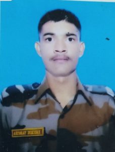 Read more about the article दुःखद बातमी: वरोरा तालुक्यातील पिंपळगाव येथील मराठा बटालियन जवान अक्षय निखुरे शहीद