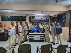 Read more about the article 58 वर्षाच्या सेवा समाप्तीने होमगार्ड सैनिक यांच्याकडून चांदेकर यांचा शाल श्रीफळ देऊन सत्कार