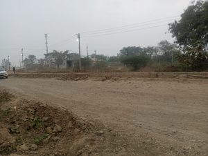 Read more about the article खैरी , गोटाडी अंतर्गत सिमेंट रस्त्याचे भिजत घोंगडे :<br>बांधकाम विभाग व ठेकेदाराच रस्त्याच्या कामाकडे दुर्लक्ष (एका बाजूचे पूर्ण काम झालेल्या रस्त्याच्या बाजूला भरावासाठी टाकलेल्या मुरुमाची दबायच नाही मधामध्येच इलेक्ट्रिक पोल)