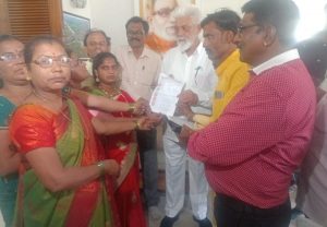 Read more about the article आयटक महाराष्ट्र राज्य शालेय पोषण आहार कर्मचारी युनियनच्या वतीने <em>थकीत मानधन व वेतनवाढीचा जिआर काढण्याची शिक्षण मंत्र्यांकडे मागणी</em>