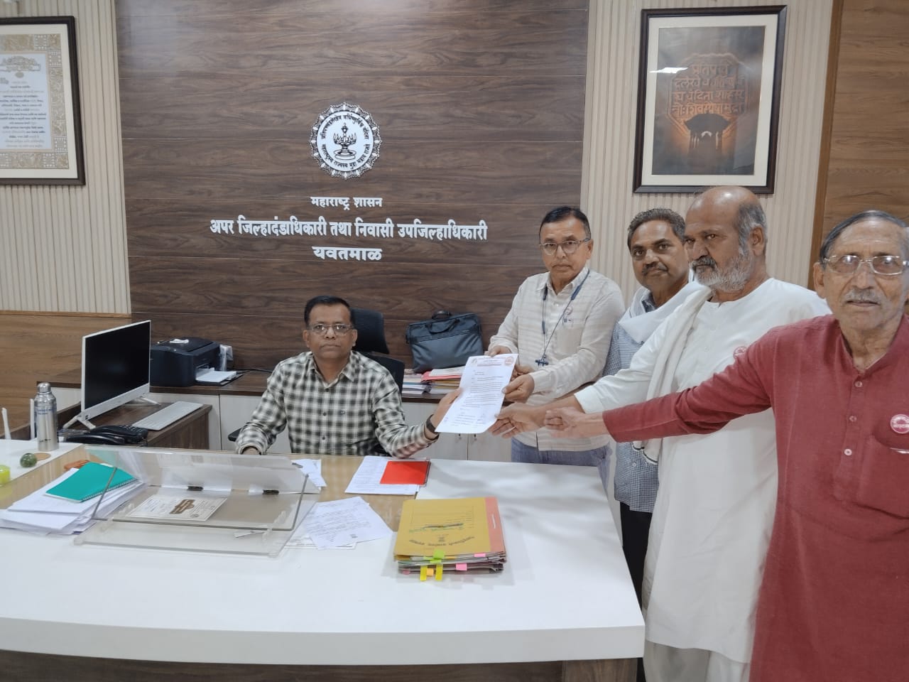 Read more about the article पंजाबमधील शेतकरी आंदोलनाकडे सरकार दुर्लक्ष करत असल्याचा निषेध करण्यासाठी आज २०जानेवारी रोजी शेतकरी संघटना व .स्वतंत्र पक्षाचे वतीने जिल्हाधिकाऱ्या मार्फत पंतप्रधान नरेंद्र मोदी यांना निवेदन