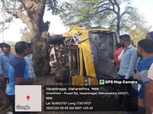 Read more about the article शाळेची बस पलटी होऊन एका निष्पाप मुलीचा दुर्दैवी मृत्यू: मुलांच्या शिक्षण व सुरक्षिततेचा प्रश्न ऐरणीवर