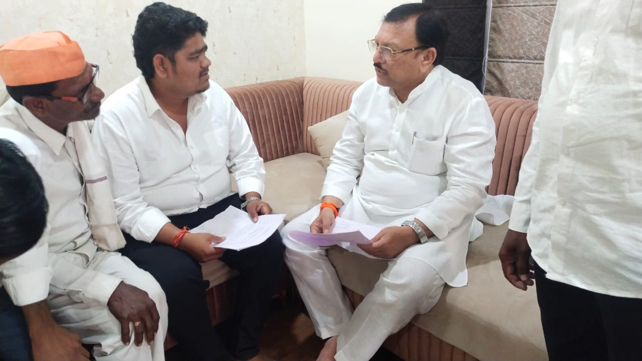 Read more about the article <em>करंजी ( सो ) येथील विविध विकासकामांच्या मागण्या करीता सरपंचासह गावकऱ्यांचे खासदारांना निवेदन..!</em>