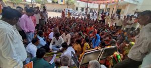 Read more about the article राळेगाव प्र धानमंत्री आवास शहरी घरकुलासाठी लाभार्थी कुटुंबांचा टाहो<br>चार दिवसात सर्व पात्र लाभार्थी कुटुंबांच्या घराच्या मोजणी व नगरपंचायत कडून घरकुलाचा<br>विषय प्राधान्याने मार्गी लावण्याच्या लेखी आश्वासनानंतर धरणे आंदोलन मागे